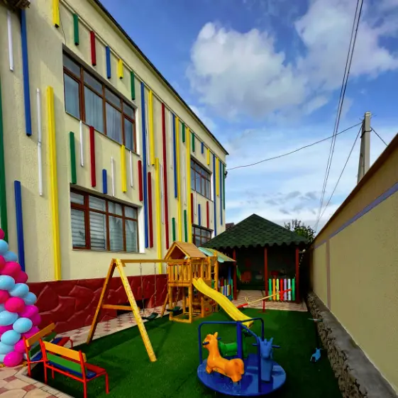 Наружная отделка разноцветной стальной рейкой стен фасада детского сада