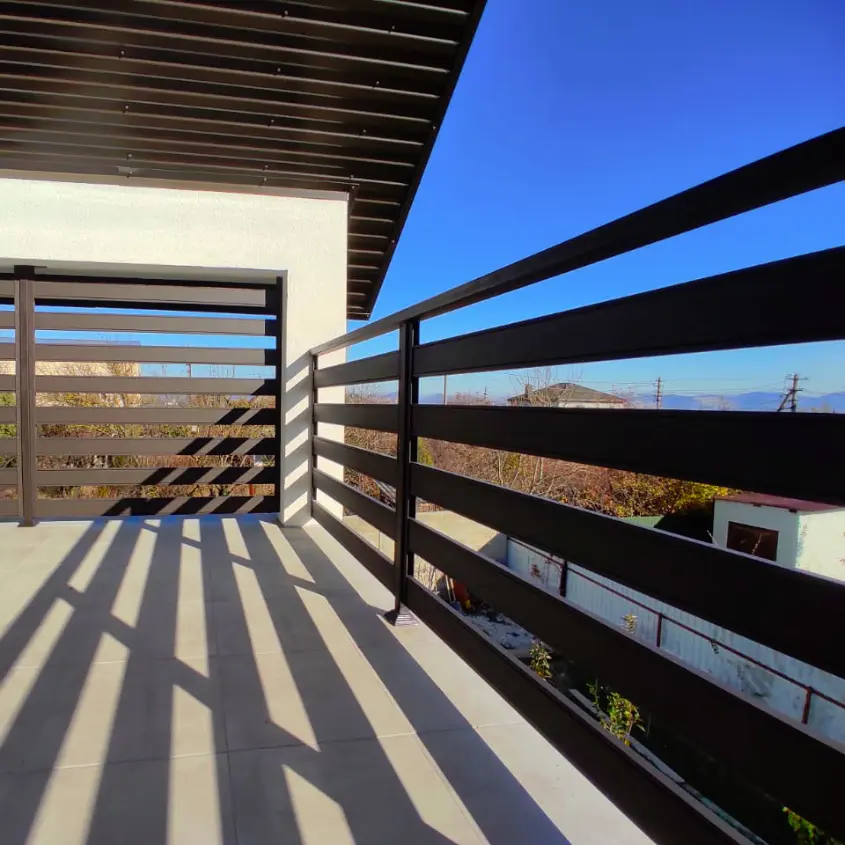 Фото 2 Металлопланкен 8019 МАТТЕ Темный Шоколад матовый на перилах балкона ограждение террасы